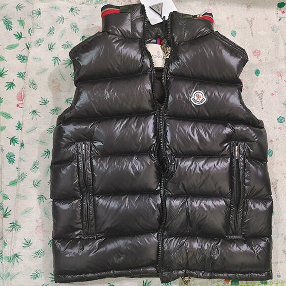 Moncler Padded Logo-Patch Black Gilet - Picture 1 of 11